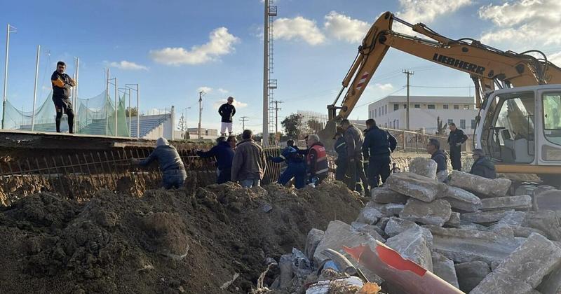 Υποχώρησαν κάγκελα σε αθλητικό κέντρο στη Νάξο, εργάτες έπεσαν σε τάφρο - Δείτε φωτογραφίες Υποχώρησαν κάγκελα σε αθλητικό κέντρο στη Νάξο, εργάτες έπεσαν σε τάφρο - Δείτε φωτογραφίες