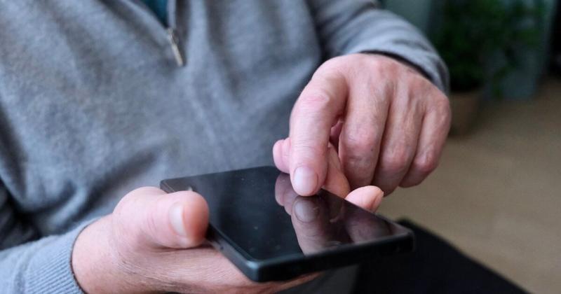 Έκλεψε το κινητό ηλικιωμένου και του ζητούσε χρήματα για να το επιστρέψει Έκλεψε το κινητό ηλικιωμένου και του ζητούσε χρήματα για να το επιστρέψει