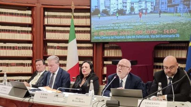 «Giovani e periferie»: al Pendino il 30% dei ragazzi abbandona la scuola. Solo il 10% degli alunni di Scampia ha il tempo pieno «Giovani e periferie»: al Pendino il 30% dei ragazzi abbandona la scuola. Solo il 10% degli alunni di Scampia ha il tempo pieno