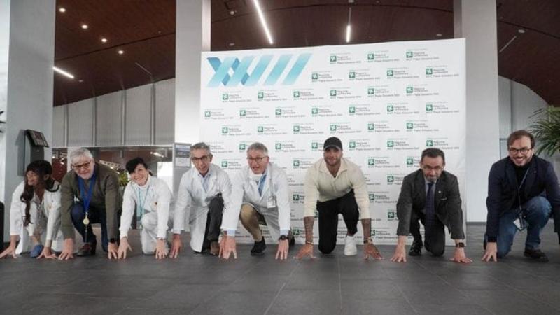 Jacobs in versione Babbo Natale, doni ai bimbi ricoverati all’ospedale di Bergamo