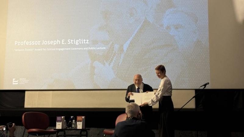 Nobelovac Džozef Stiglic u Beogradu primio nagradu IFDT: Evo šta kaže za studentske proteste u Srbiji Nobelovac Džozef Stiglic u Beogradu primio nagradu IFDT: Evo šta kaže za studentske proteste u Srbiji