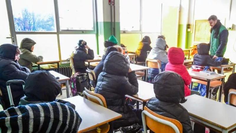 La scuola media di Bareggio al freddo da giorni: “Classi intere spostate, costretti a indossare i giubbotti. Il Comune intervenga”