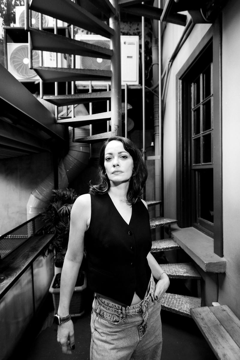 Oyuncu Sezin Akbaşoğulları: Ülkemizde en ağır suç düşünmek, sesimiz kısılıyor!