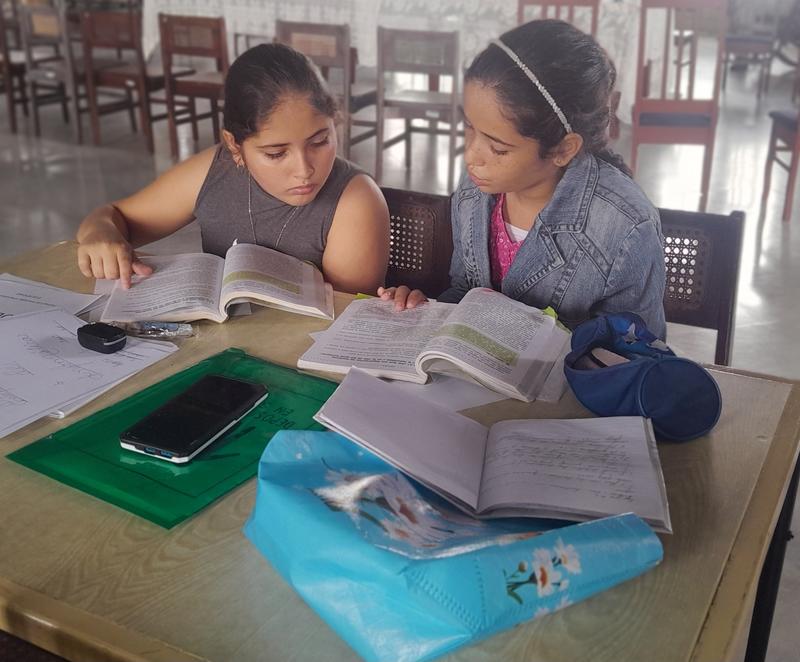 Camila y Alejandra, espirituanas en una biblioteca