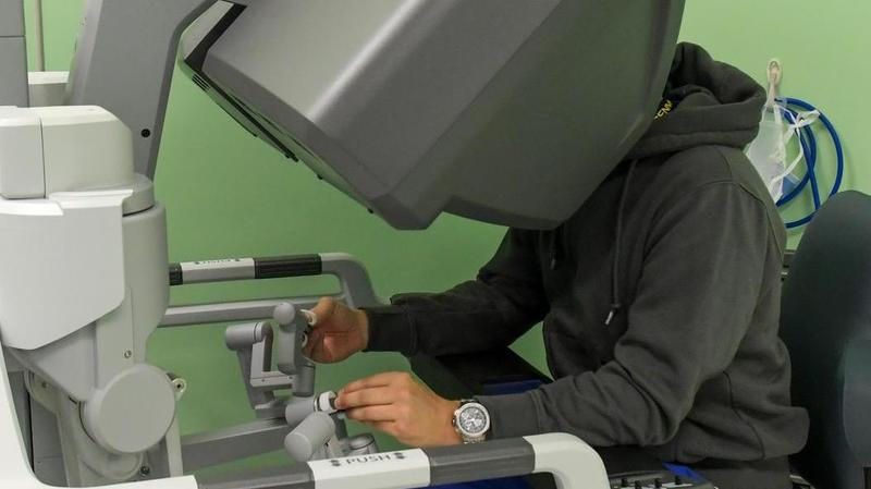 Ernia ombelicale senza intubazione grazie alla robotica: il primo intervento a Vizzolo Predabissi