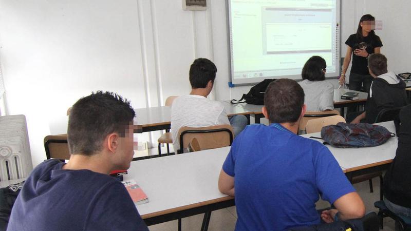 Mostrò un video porno agli studenti. 