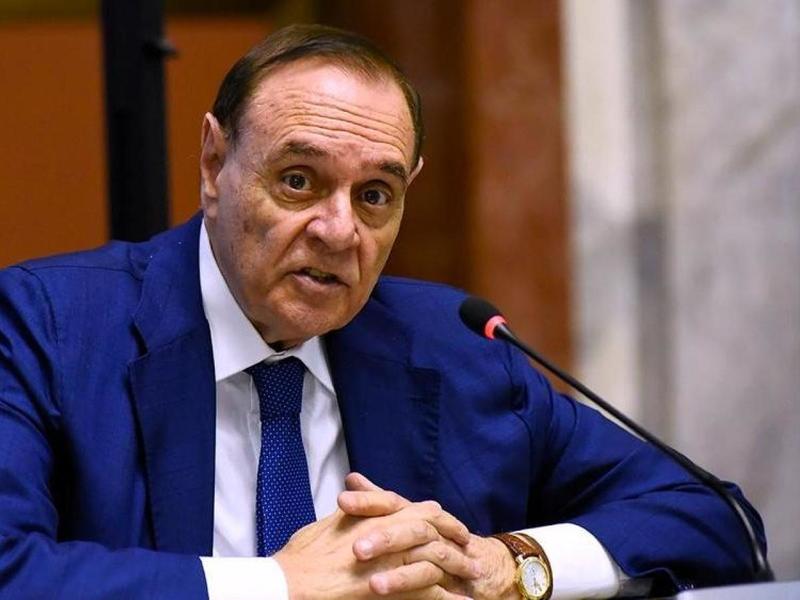 Mastella critica lo striscionesessista apparso sui cancellidel liceo scientifico contro gli alunni del classico Mastella critica lo striscionesessista apparso sui cancellidel liceo scientifico contro gli alunni del classico