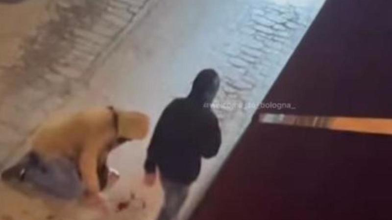 Preso a calci e bottigliate, rissa di fronte alla mensa della Caritas. Caccia ai due aggressori /