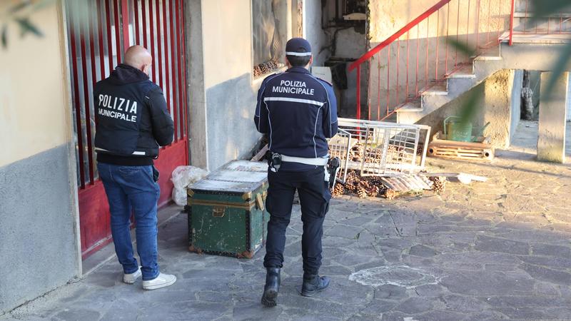 Cadavere nel baule, la scoperta-choc sconvolge il paese. “In quella casa non poteva entrare nessuno” /