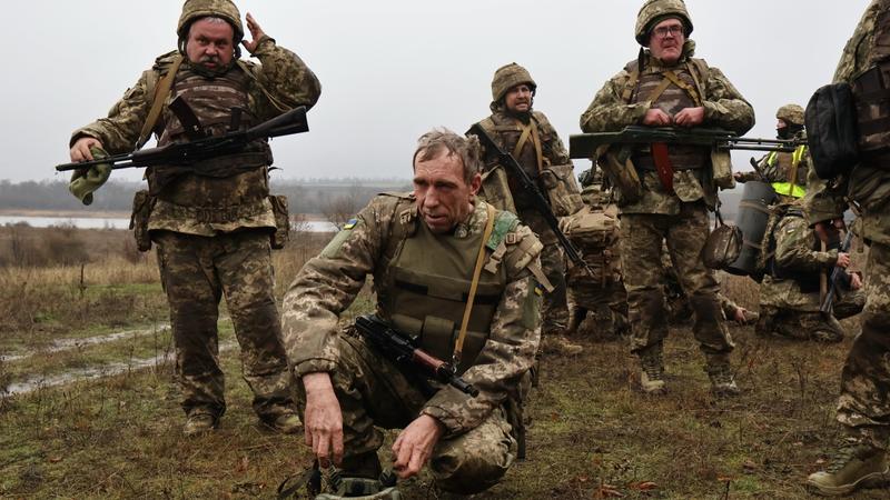 Quei soldati ucraini dai capelli grigi e l’aria antica: i padri che vanno al fronte al posto dei figli per difendere il Paese