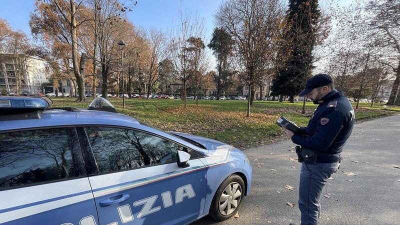 Ruba merce per 70 euro, scappa, spintona vigilante e picchia la polizia: arrestato ladro runner a Monza