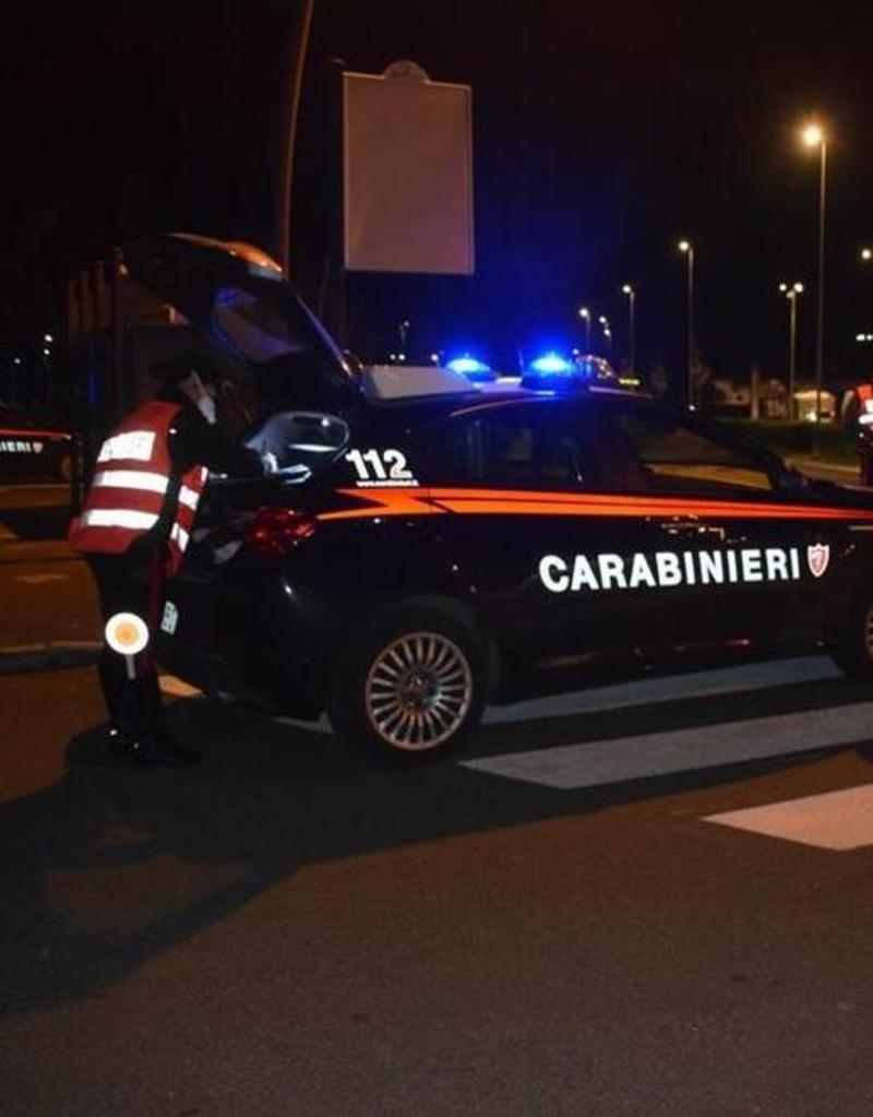 Livorno, passa col rosso e si schianta contro un’auto in sosta. Inseguito e bloccato