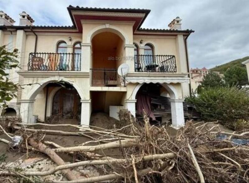 Цените на имотите във в.с.“Елените“ се сринаха, вече са по-евтини дори от тези в бургаското гето „Кумлука“ Цените на имотите във в.с.“Елените“ се сринаха, вече са по-евтини дори от тези в бургаското гето „Кумлука“