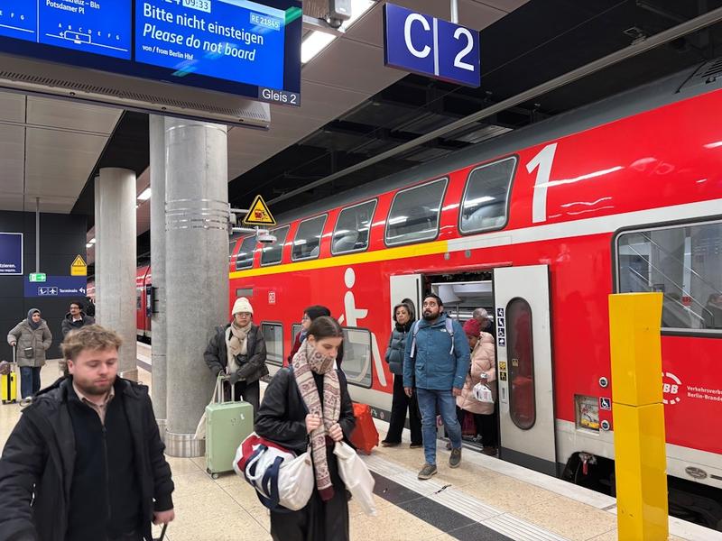 Holpriger Start für den Flughafen-Express: Neue Strecke zum BER startet mit Verspätungen