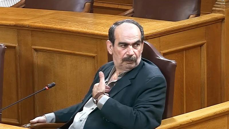 Κρέμονται από τα φρύδια του «Φραπέ» Κρέμονται από τα φρύδια του «Φραπέ»