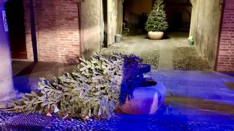 Vandali in azione la notte di Santa Lucia a Romano - Le foto