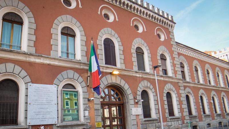 Emergenza infinita a San Vittore: 250 detenuti evacuati dopo incendi e blackout