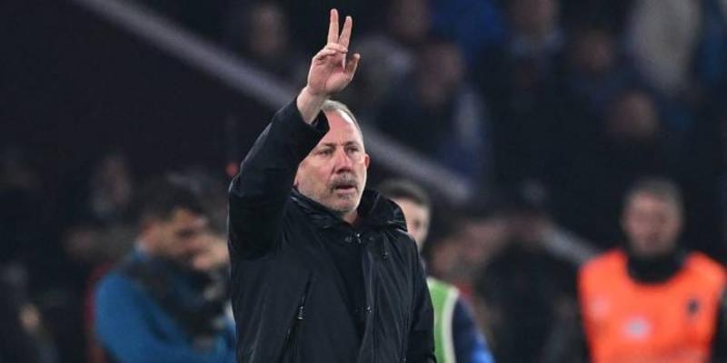 Sakın Sergen Yalçın'a bırakmayın: Tiyatroya kurban olun siz Sakın Sergen Yalçın'a bırakmayın: Tiyatroya kurban olun siz