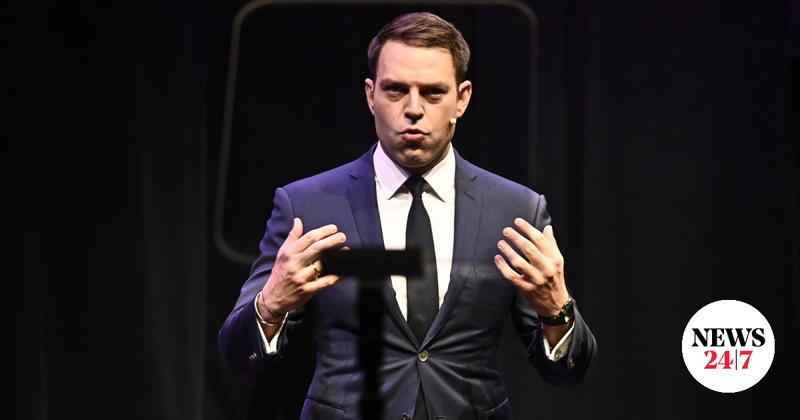 Ο Κασσελάκης ανήγγειλε το τέλος (;) μιας οδυνηρής φαρσοκωμωδίας