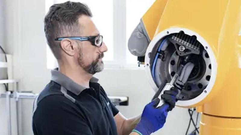 Stäubli chiude l’impianto di Carate: a casa da giugno 45 dipendenti