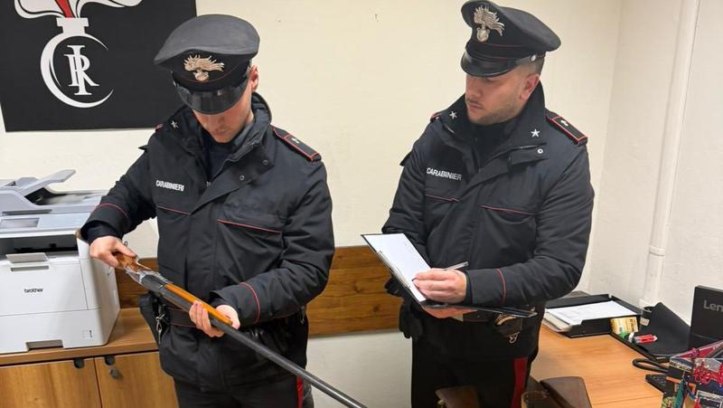 Tre fucili in casa senza porto d’armi: arrestato un 46enne di Montichiari