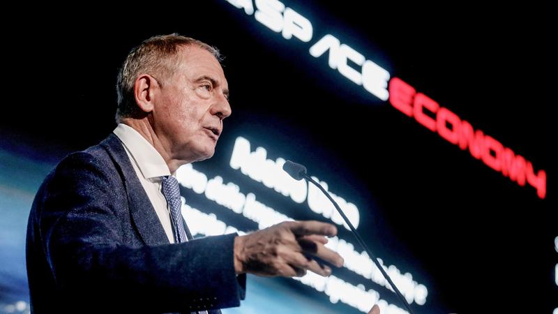 Il ministro Urso scommette sullo Spazio: “Presto un italiano sulla Luna”. Investiti 3,5 miliardi di euro