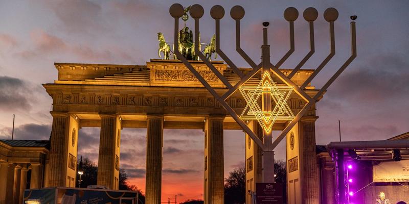 Chanukka-Licht am Brandenburger Tor entzündet