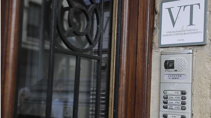 Bustinduy anuncia una sanción de 64 millones a Airbnb y se compromete a 