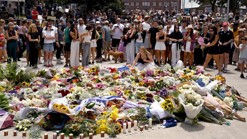 Strage a Bondi Beach, l’ombra dell’Isis sui 16 morti. I killer padre e figlio avrebbero giurato fedeltà allo Stato Islamico