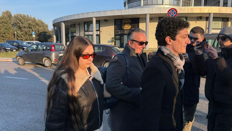 Omicidio Pierina, in aula la nipote Giorgia: “La nonna era una seconda mamma per me”. Sotto la lente l’alibi di Manuela e Loris. Diretta