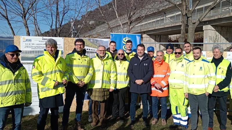 Abbadia Lariana, Salvini posa la prima pietra della ciclovia delle Olimpiadi. E critica Milano /