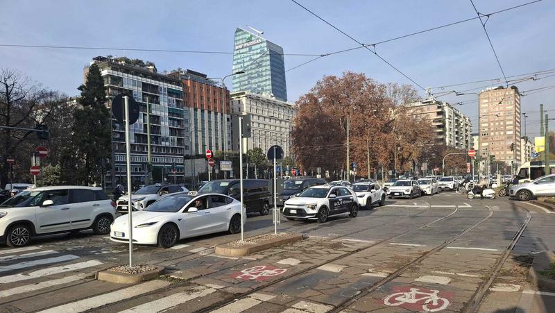 Milano, corteo di protesta dei taxi contro i mancati controlli sull’abusivismo