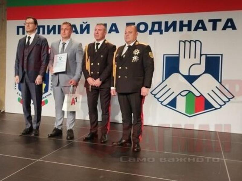 Бургаски криминалисти с национално отличие от церемонията „Полицай на годината“ в София Бургаски криминалисти с национално отличие от церемонията „Полицай на годината“ в София