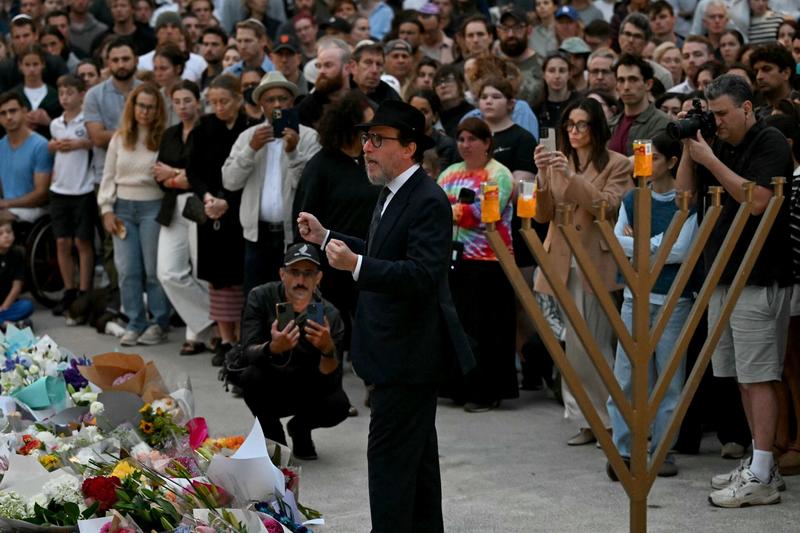 Day after attack, mourners gather in Bondi to light Hanukkah candles, pray for peace