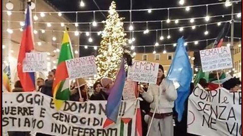 Fano, la protesta per la pace rompe il Natale: immagini, voci e uno schermo lungo il corso