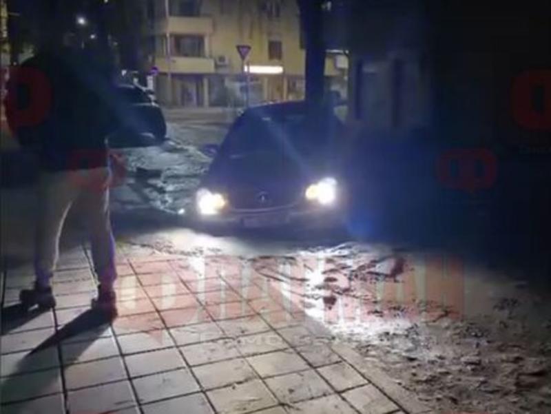Извънредно! Кола пропадна в Бургас след ВиК авария Извънредно! Кола пропадна в Бургас след ВиК авария