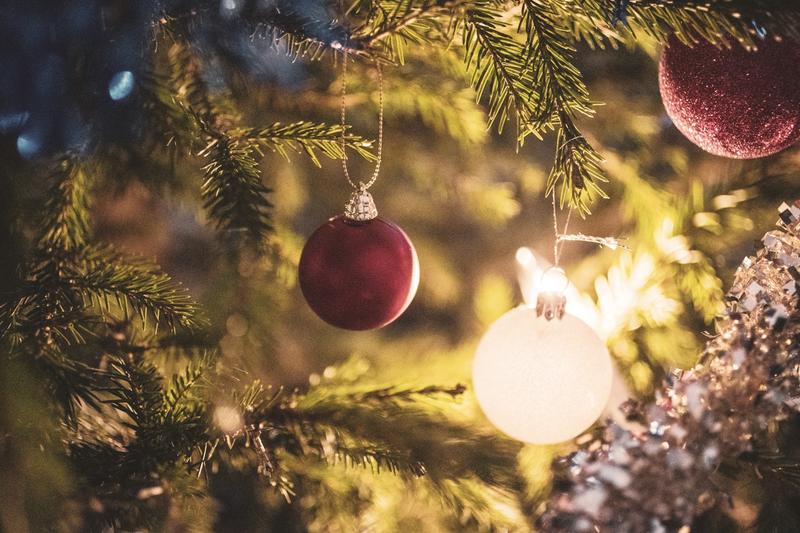 Koti | Perheemme jouluperinne on se, että joulukuusi kaatuu ainakin kerran