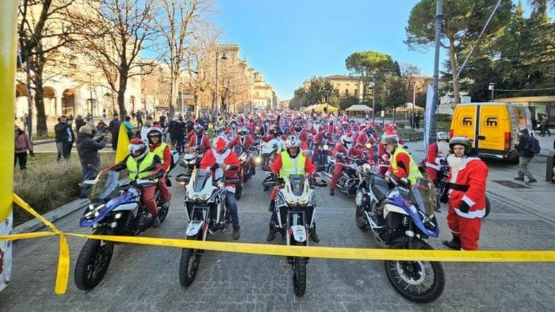 Babbo Bikers, breve stop alla partenza poi il via al giro solidale