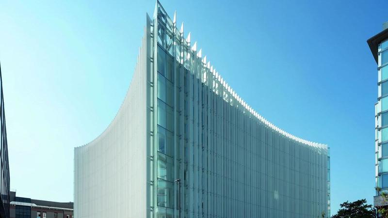 San Raffaele, intesa con i sindacati: più soldi agli infermieri interni e via le cooperative dal reparto finito nel caos