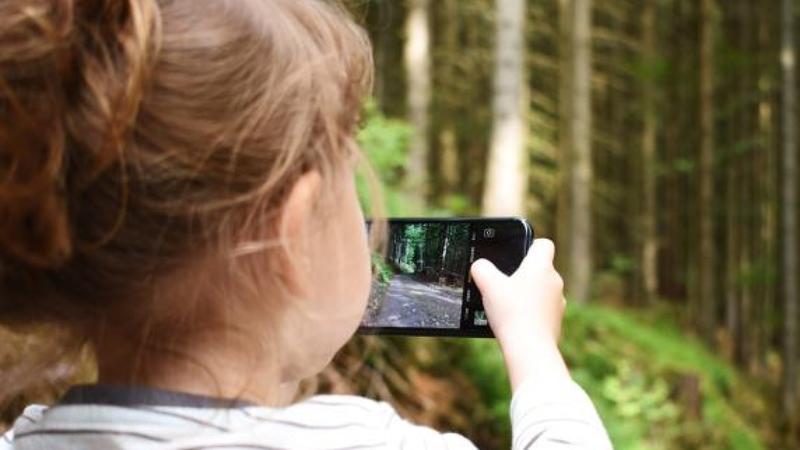 Social vietati ai minori: la stretta dell’Australia e le proposte Ue. Ma l’Italia non si muove per paura di Trump