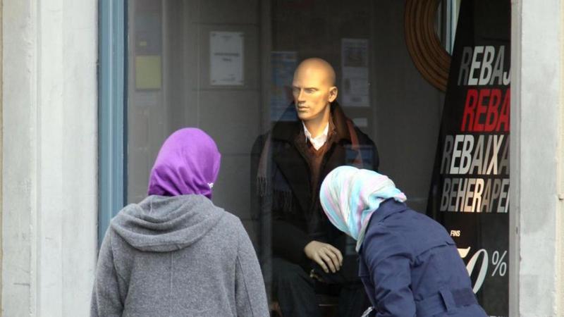 Desconeguts i diferents