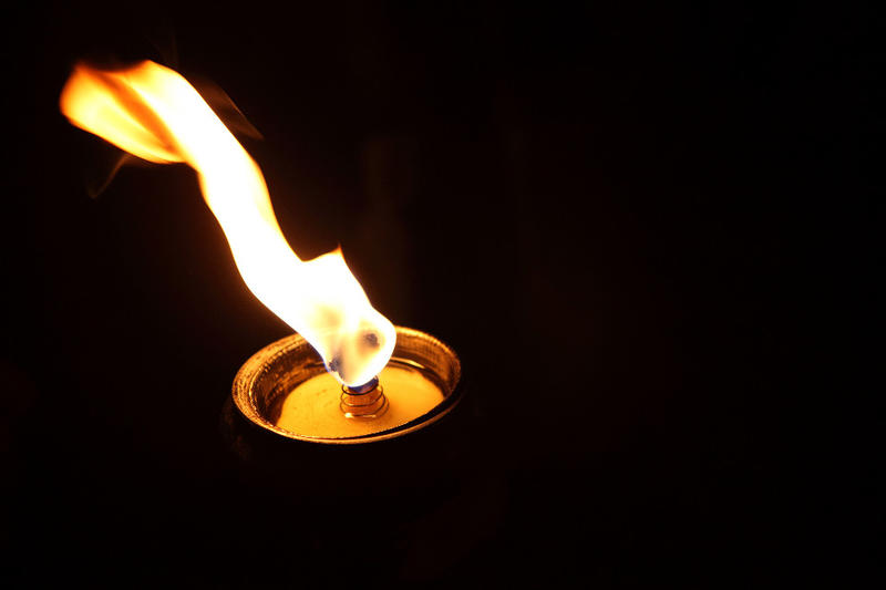 Una luce condivisa oltre l'odio: sentinelle nella notte Una luce condivisa oltre l'odio: sentinelle nella notte