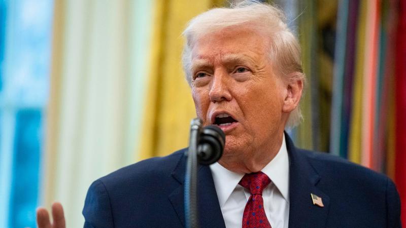 Trump fa causa alla Bbc per 10 miliardi di dollari, il legale: “Ha diffamato il presidente”