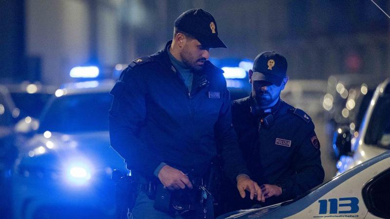 Due 16enni figli della Milano bene rapinano un clochard e cercano di spegnergli la sigaretta nell’occhio. Tutto per 5,50 euro