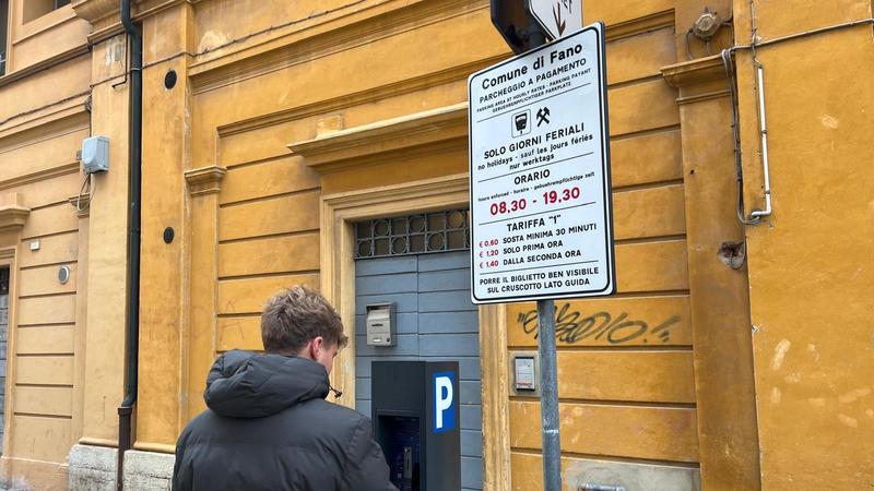 Parcheggi blu, nuovi parcometri in centro: addio al tagliandino