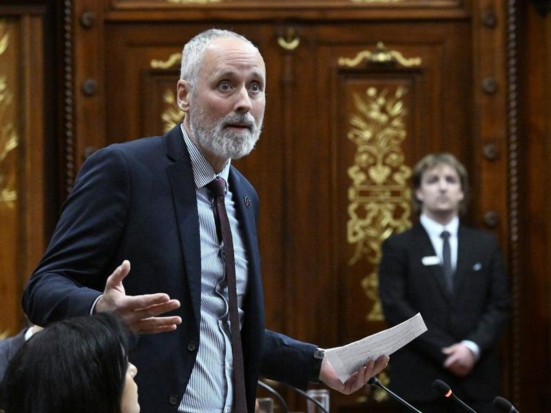 Melançon: Time to tighten the rules on floor crossers