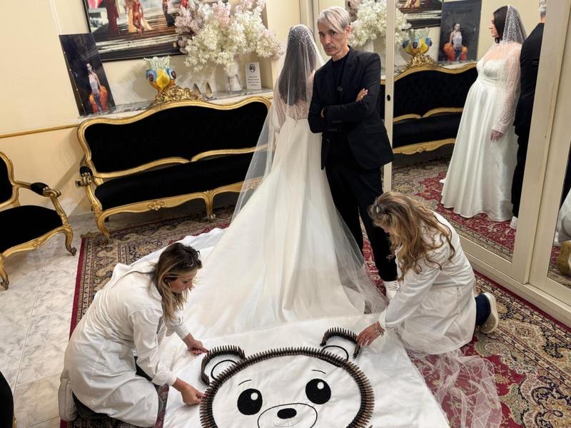 Suo zio vigilante fu aggredito e ucciso, Federica Colantuono si sposa con 1000 proiettili (e un orsacchiotto) sul velo: Â«Mi lascio alle spalle la violenzaÂ»