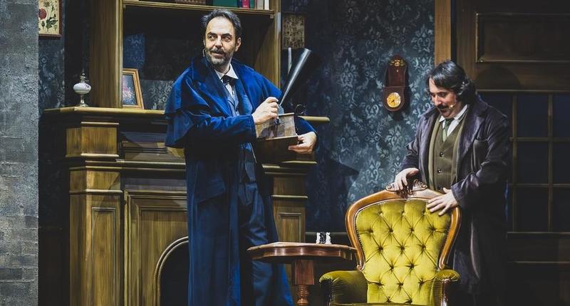 Ferrara, Marcorè al Nuovo è Sherlock Holmes: «Ho sfoderato il mio lato più 