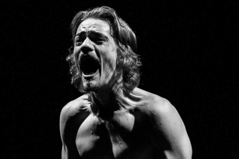 Monólogo autoficcional cria no palco a conversa impossível entre pai e filho