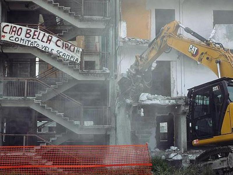 Scampia, va giÃ¹ anche la Vela Rossa: le ruspe abbattono lâultimo pezzo di Â«GomorraÂ»